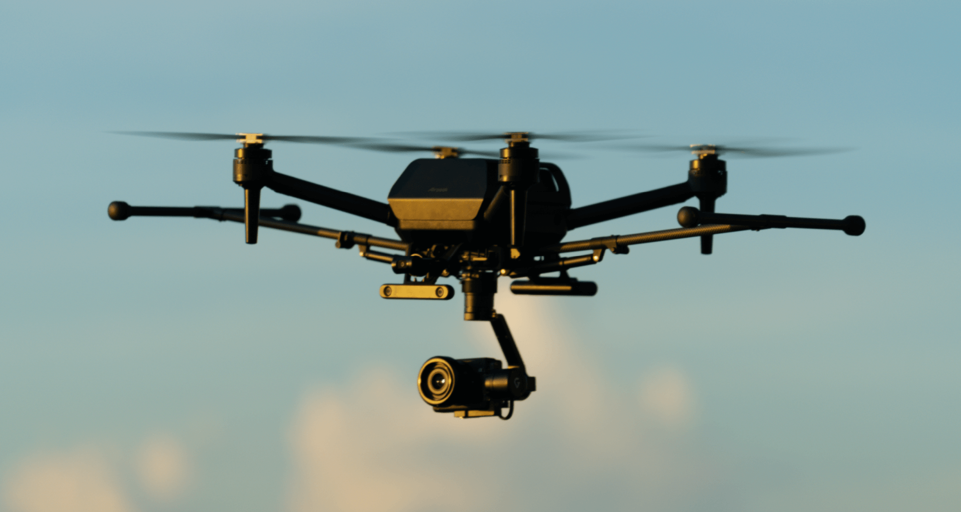 Gremsy-PIXY-LR-zamontowany-pod-dronem-z-kamera