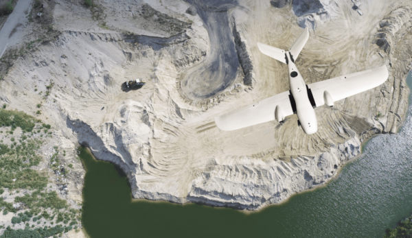 samolot bezzałogowy Koliber SURVEY podczas lotu na kopalnią