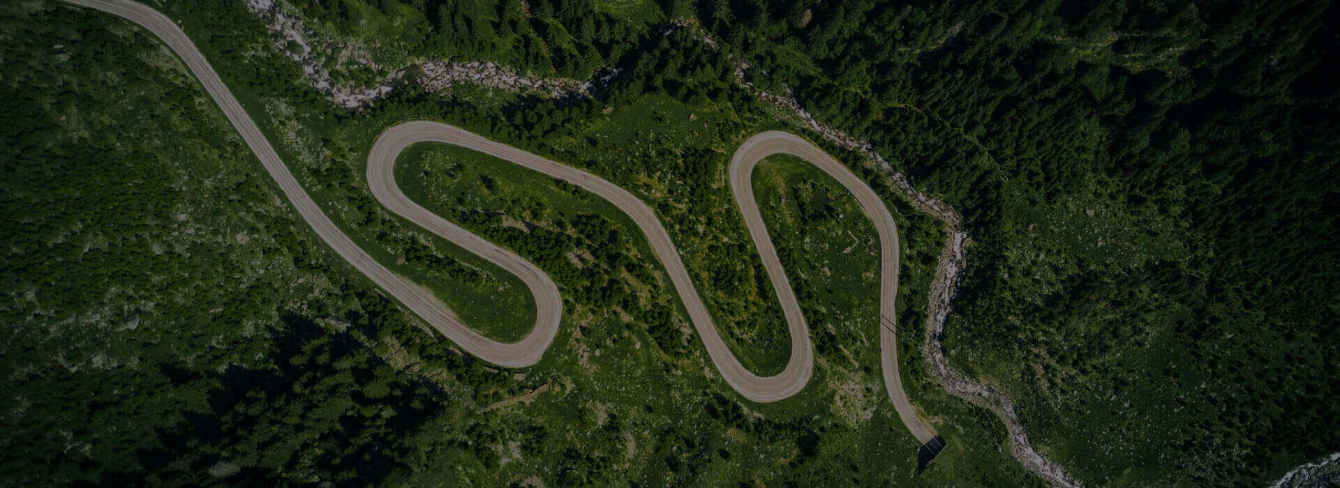 mapowanie dronem - zdjęcie krętej drogi w górach