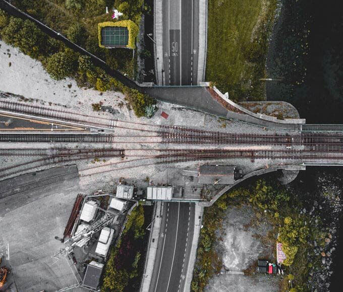 inspekcje dronem - zdjęcie magistrali kolejowej przy moście